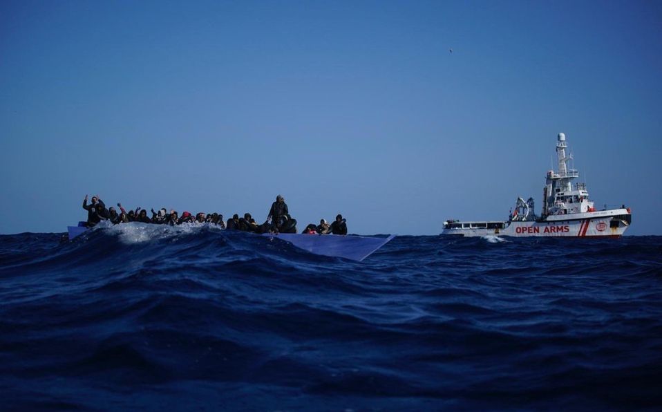 ONG española rescata 96 migrantes que naufragaban en el mar Mediterráneo