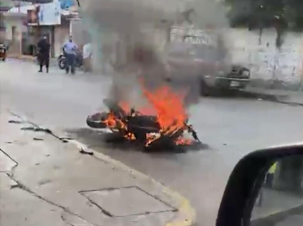 Arde motocicleta en pleno movimiento en Tuxtepec