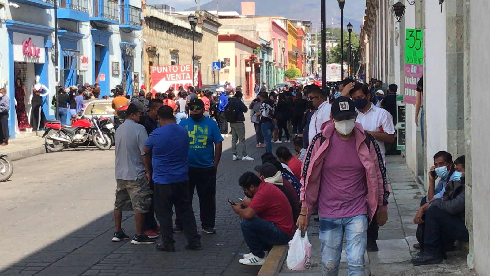 Retiran policías a vendedores ambulantes de las calles del Centro Histórico de Oaxaca
