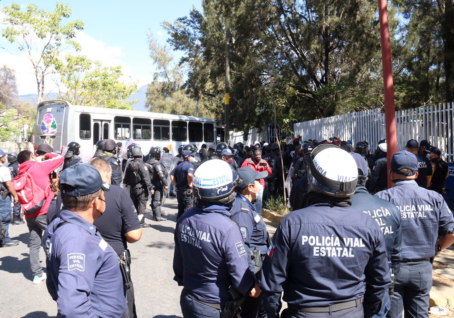 Fracasa policía estatal en recuperación de camiones secuestrados por normalistas