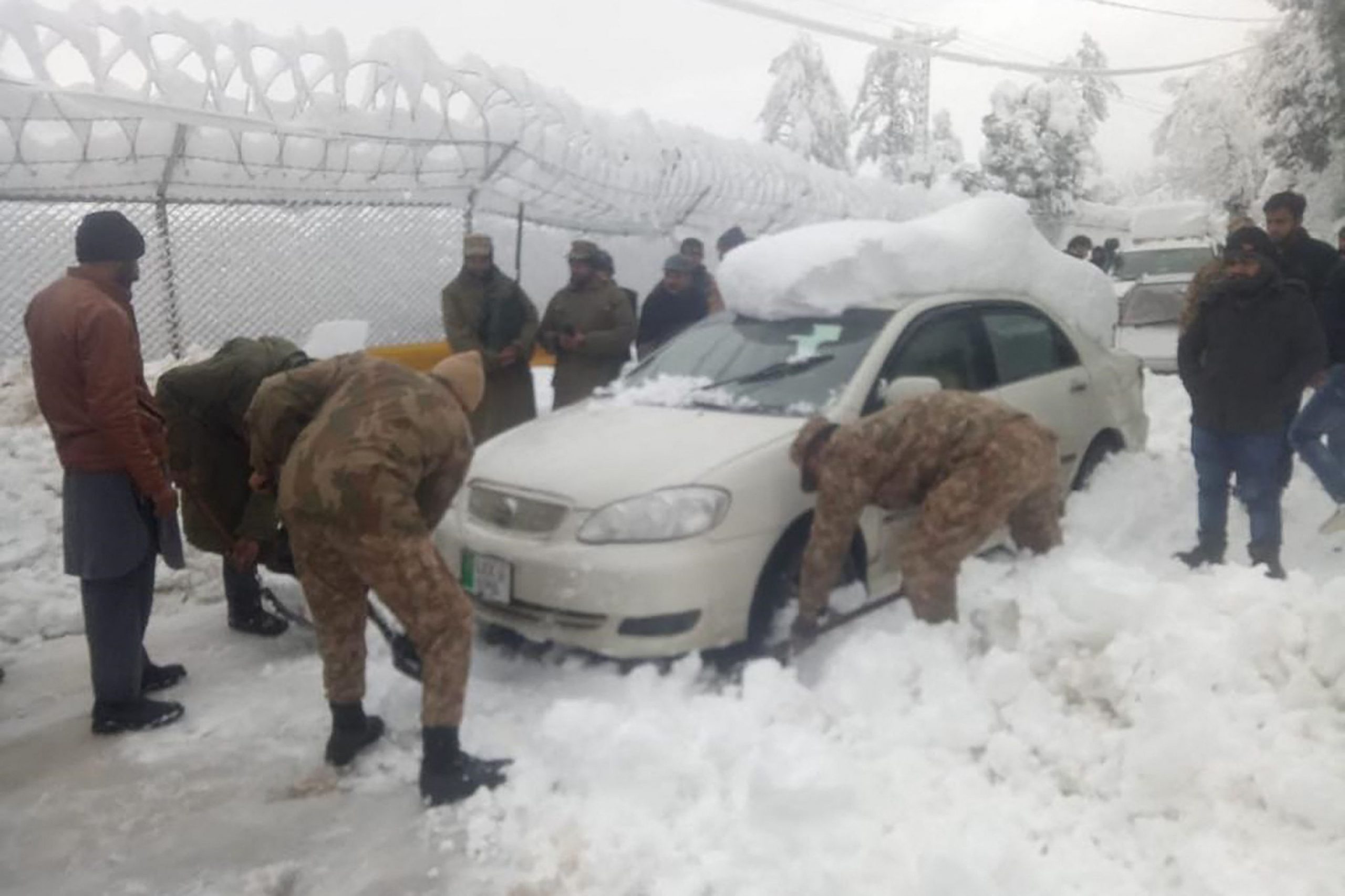 Tormenta de nieve congela al menos a 16 personas dentro sus vehículos