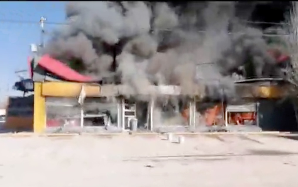 Ola de terror en Juárez: narcos queman vehículos, negocios y comandancia