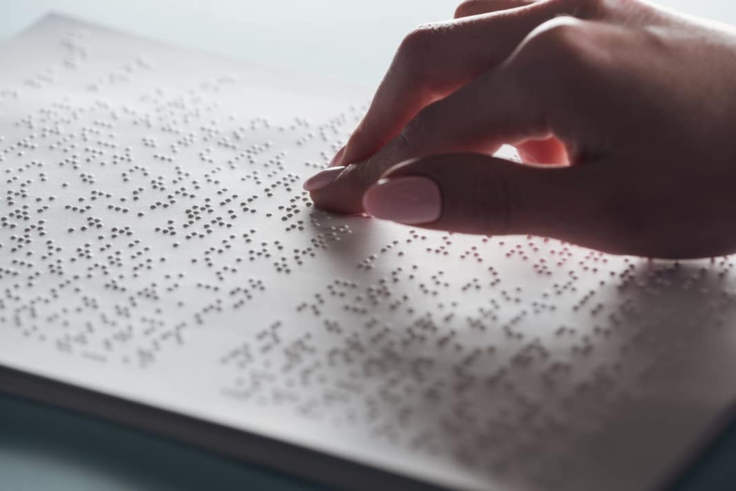 ¿Cómo funciona el alfabeto braille?