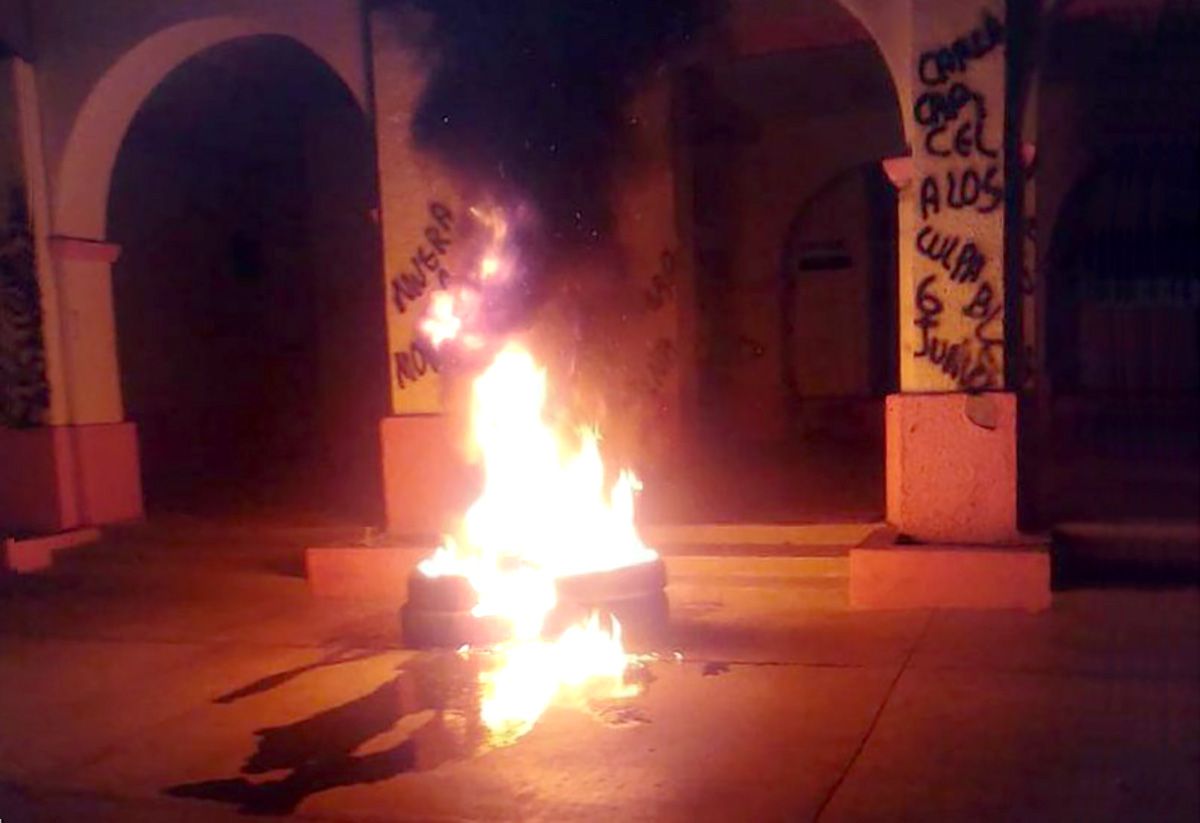Estalla la violencia en Laollaga, vandalizan palacio municipal