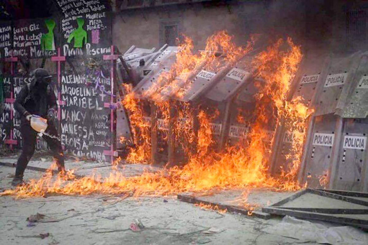 Mujeres preparan bombas molotov para marchas feministas en CdMx
