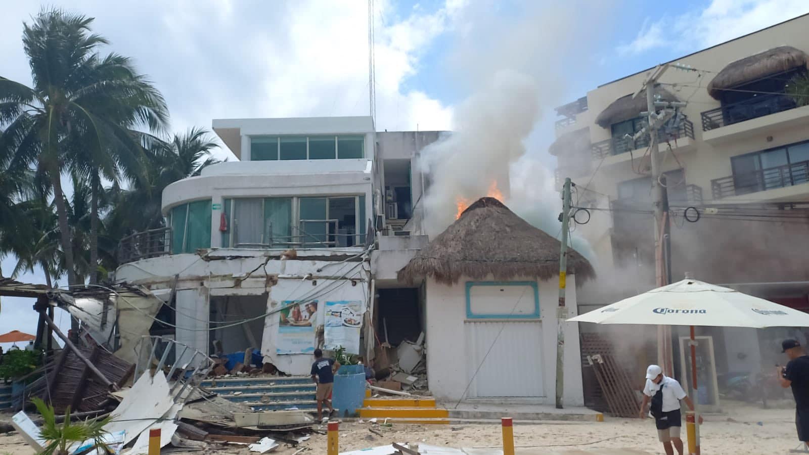 Deja 2 muertos y 21 heridos explosión en restaurante en Playa del Carmen
