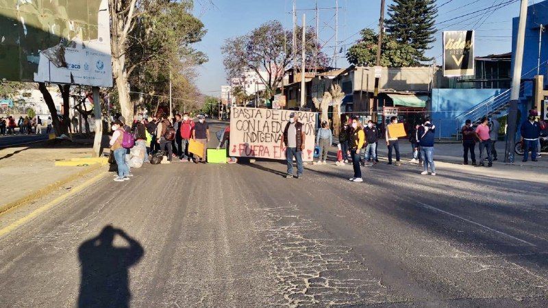 #EnTiempoReal – Más de 30 horas cumple bloqueo de maestros de la Sección 22 de la CNTE