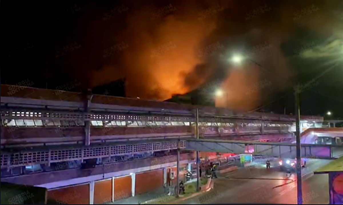 ▶ Arde, emblemático mercado San Juan de Dios de Guadalajara