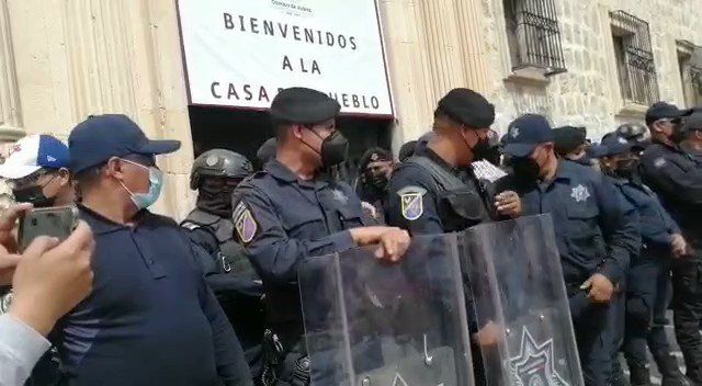 #EnTiempoReal – Protestan ambulantes frente al palacio municipal