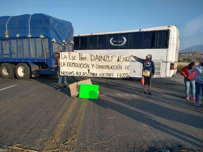 ▶ Vecinos de Valle de Lago bloquean carretera Oaxaca-Istmo