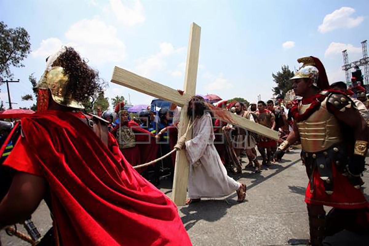 ▶ Iztapalapa volvió a salir a las calles para revivir la pasión y muerte de Cristo