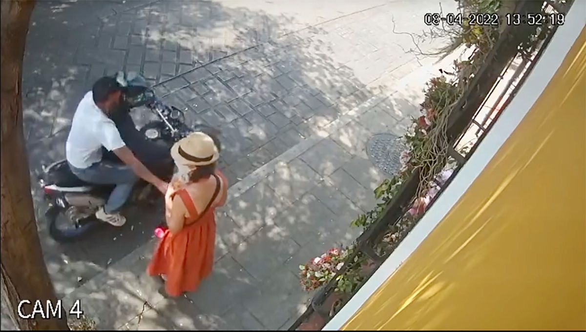 ▶ Cámara graba el momento en que dos rateros le roban su celular a una turista