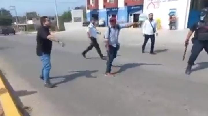 ▶ Integrantes del equipo de Salomón Jara golpean a taxista en Miahuatlán