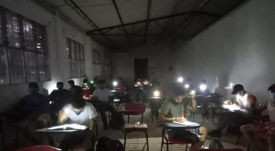 ▶ Alumnos del internado Reyes Mantecón toman clases con linterna a falta de luz