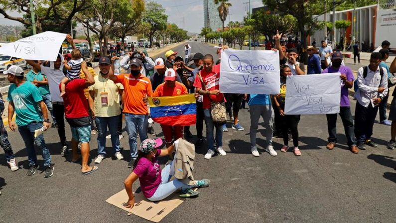 Migrantes bloquean calles de Tuxtla Gutiérrez; «exigen» visas humanitarias