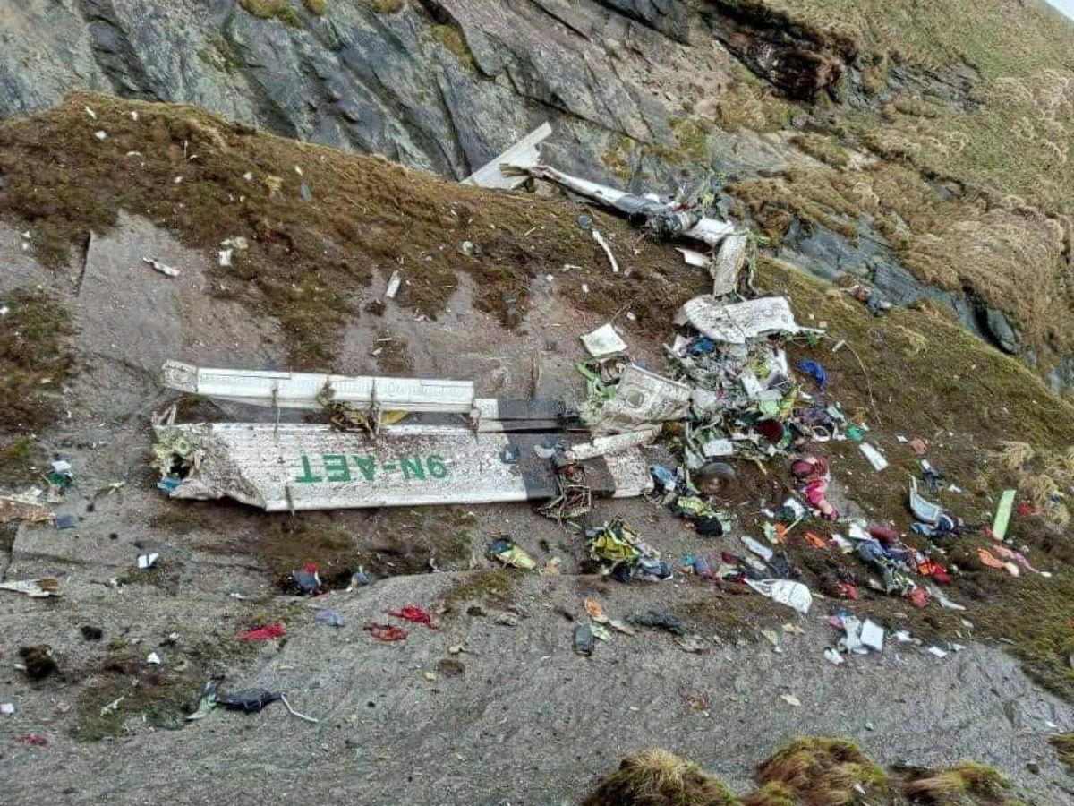 Se accidenta avión en Nepal; recuperan 21 cadáveres