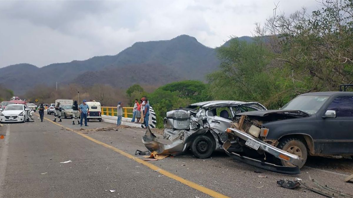 ▶ Camión choca contra vehículos varados por bloqueo en el Istmo de Tehuantepec