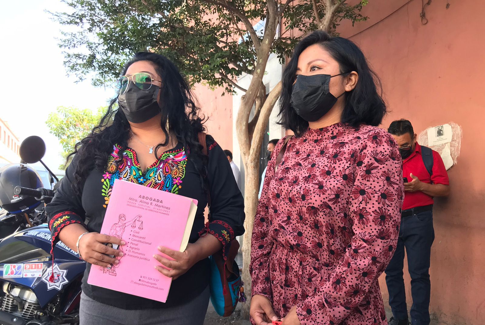 Abogadas protestan en la Fiscalía de la Mujer; alegan malos tratos
