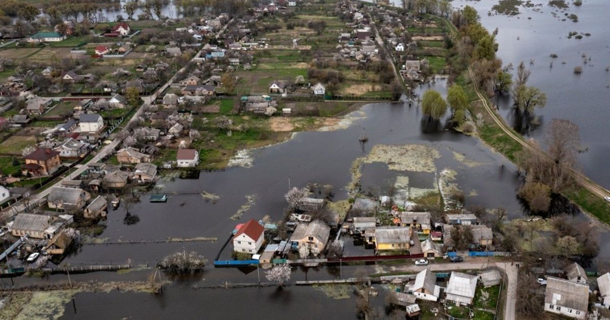 ▶ Ucranianos inundaron su propia aldea  para frenar el paso de las tropas rusas