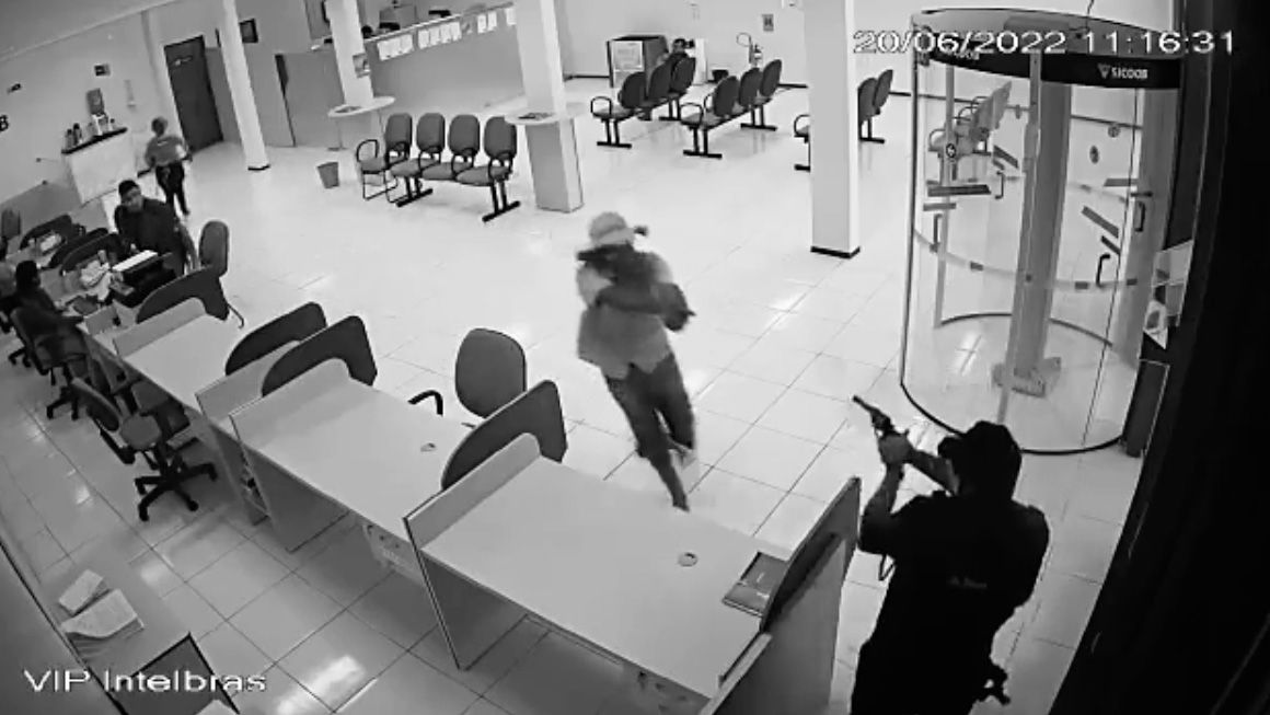 ▶ Guardia repele intento de asalto en un banco de Brasil y mata a asaltante