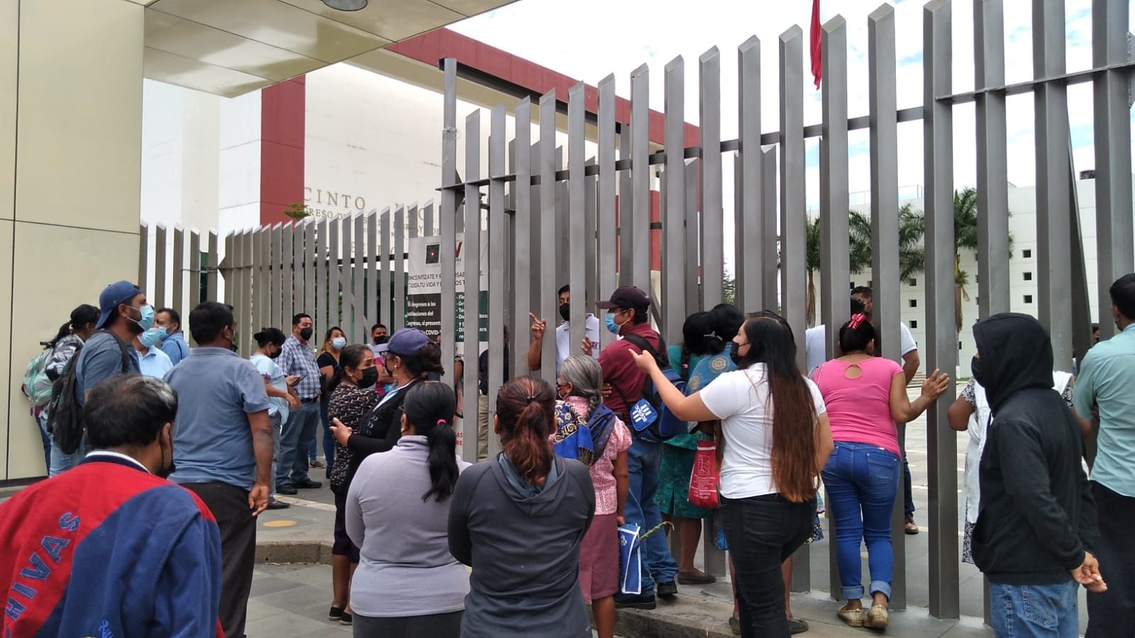 ▶ #EnTiempoReal – Detienen pobladores al presidente municipal de San Raymundo Jalpan