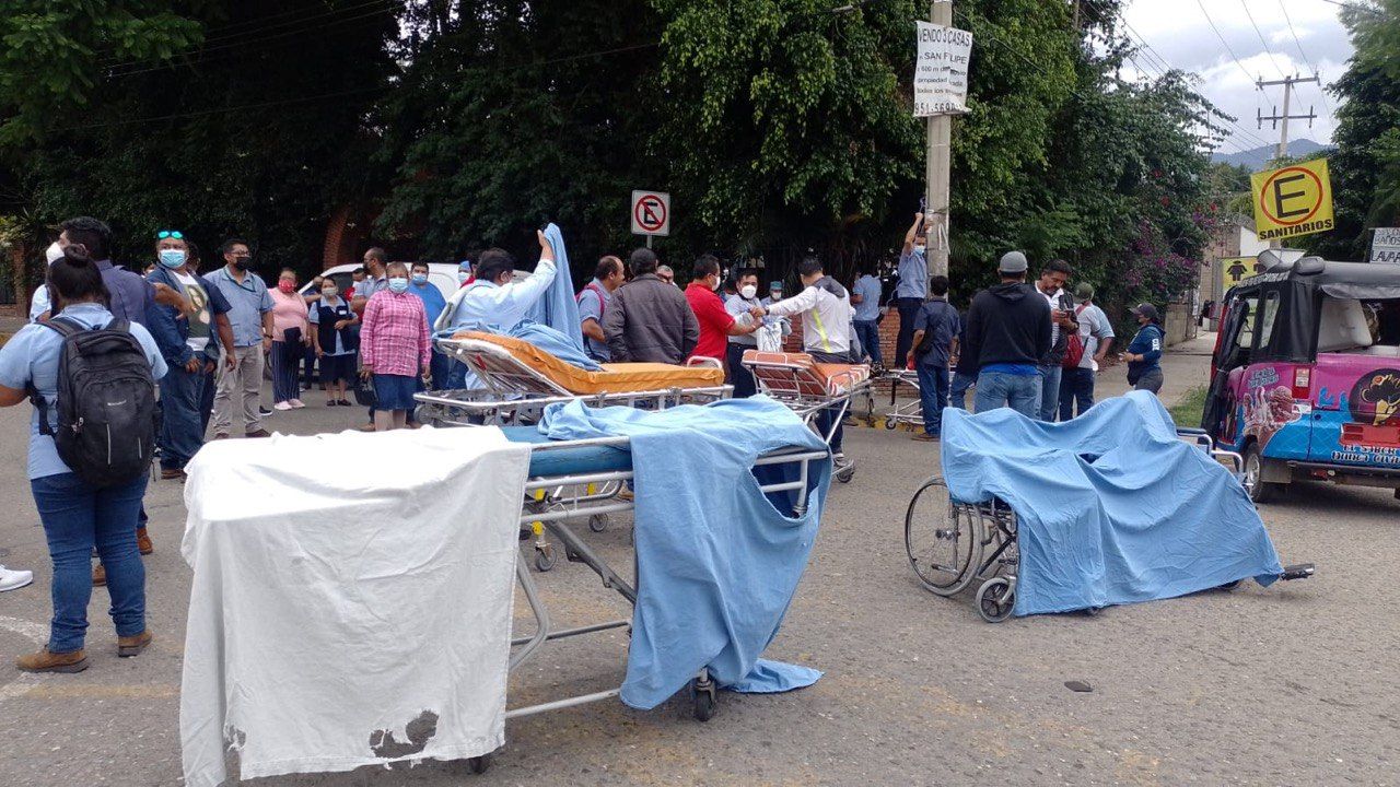 ▶ Con paro de labores y bloqueo denuncian trabajadores del Hospital Civil abandono de autoridades