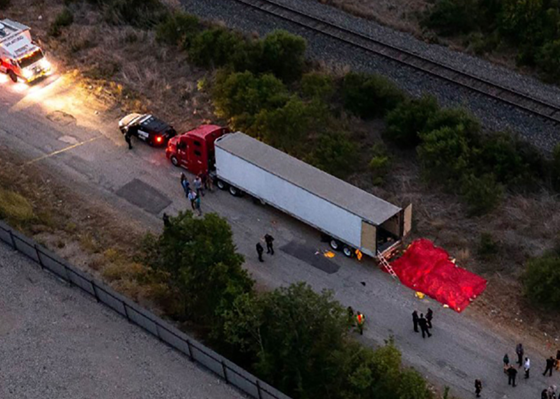 Identifican a 22 mexicanos entre migrantes muertos en trailer de Texas