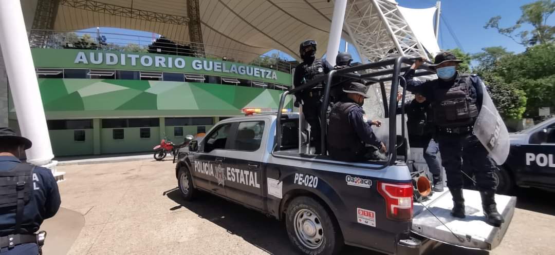 ▶ Policías estatales blindan auditorio Guelaguetza