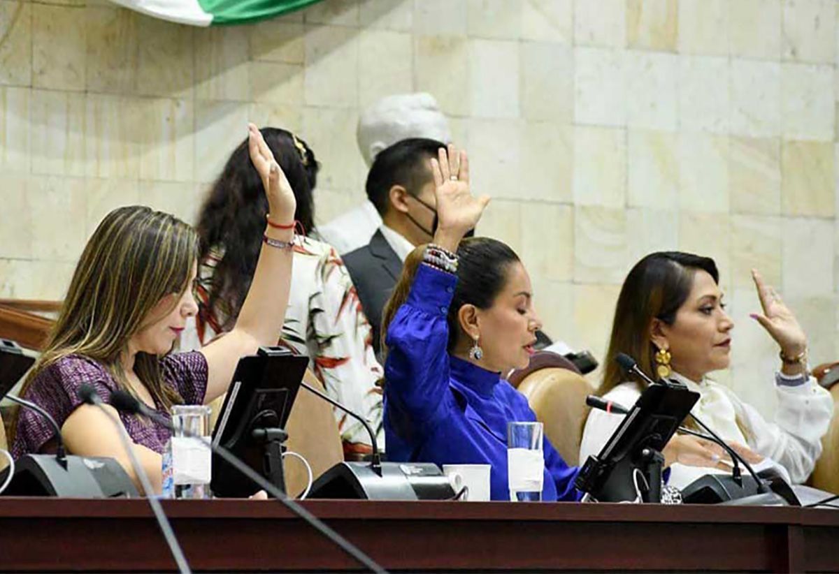 Mujeres diputadas bloquean comparecencia del fiscal Arturo Peimbert por feminicidios