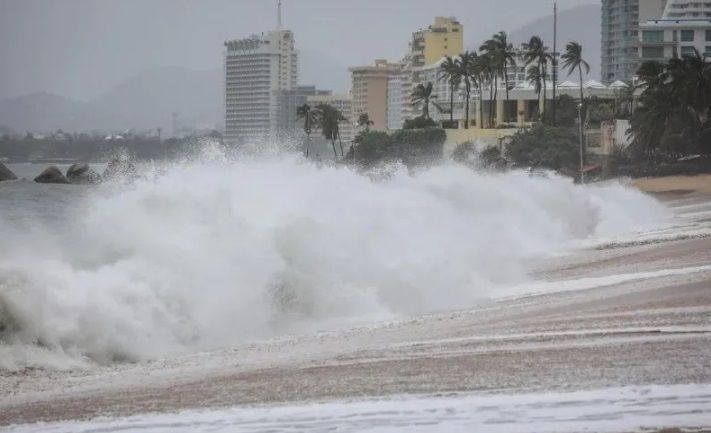 Cierran playas en Los Cabos por “Estelle”; suspenden actividades hasta nuevo aviso