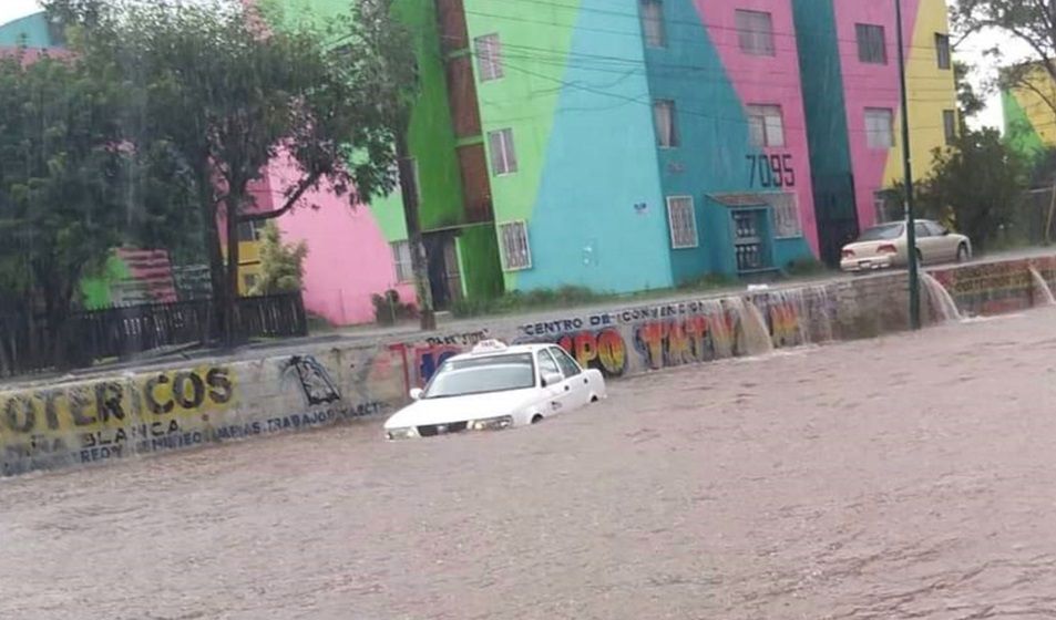 Tromba deja autos varados, viviendas inundadas y árboles caídos en Morelia