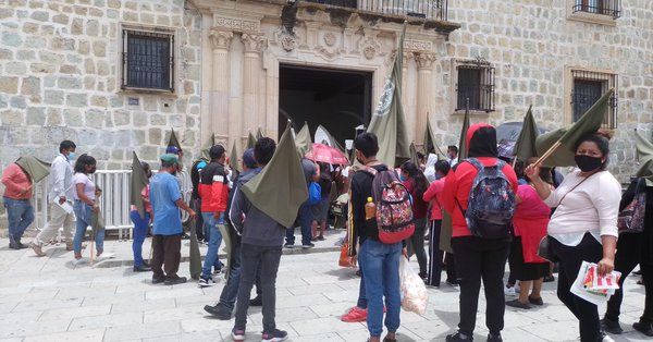 ▶ Indígenas protestan frente al Palacio Municipal