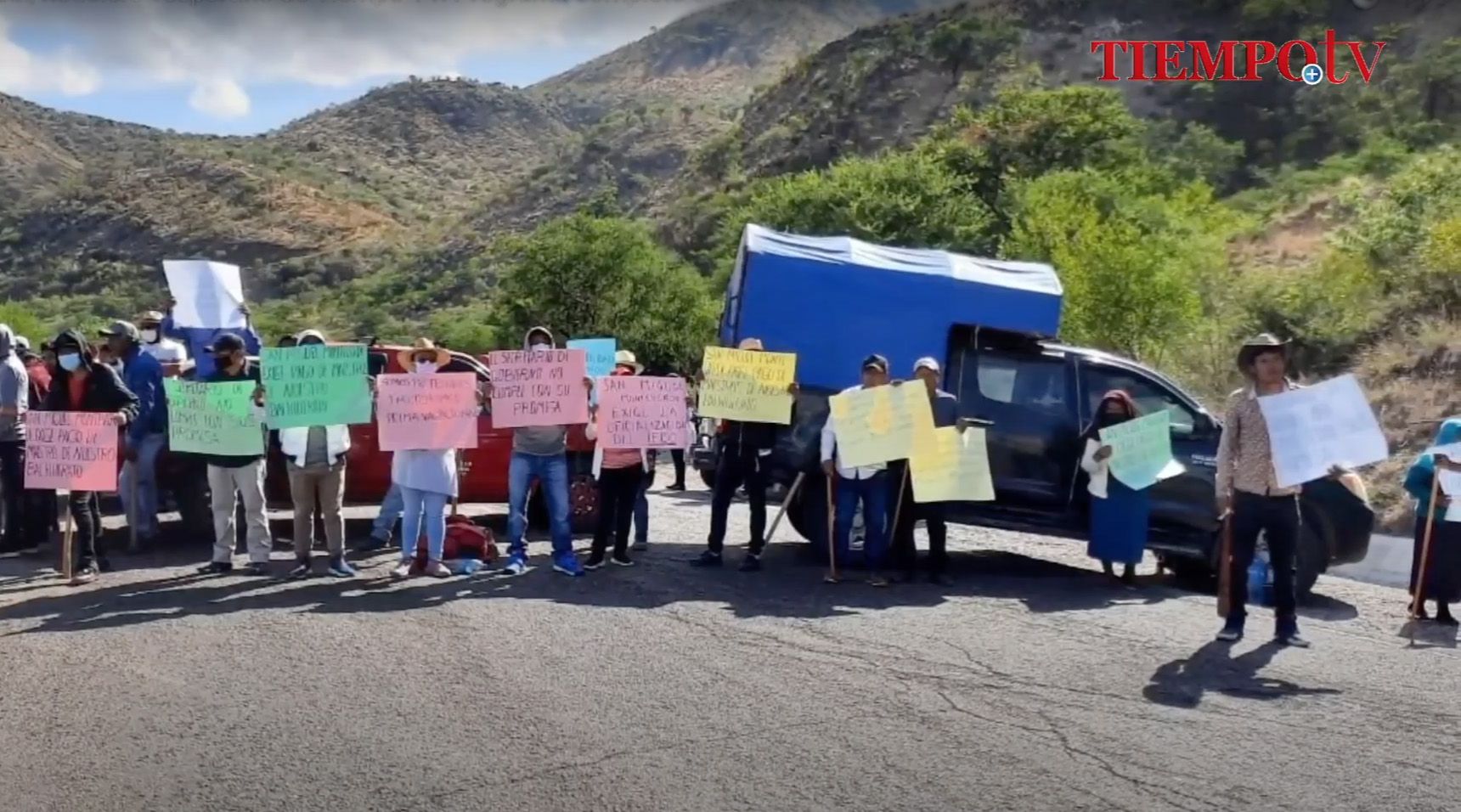 ▶ Bloquean carretera Huajuapan-Oaxaca por adeudo de salarios a maestros del IEBO