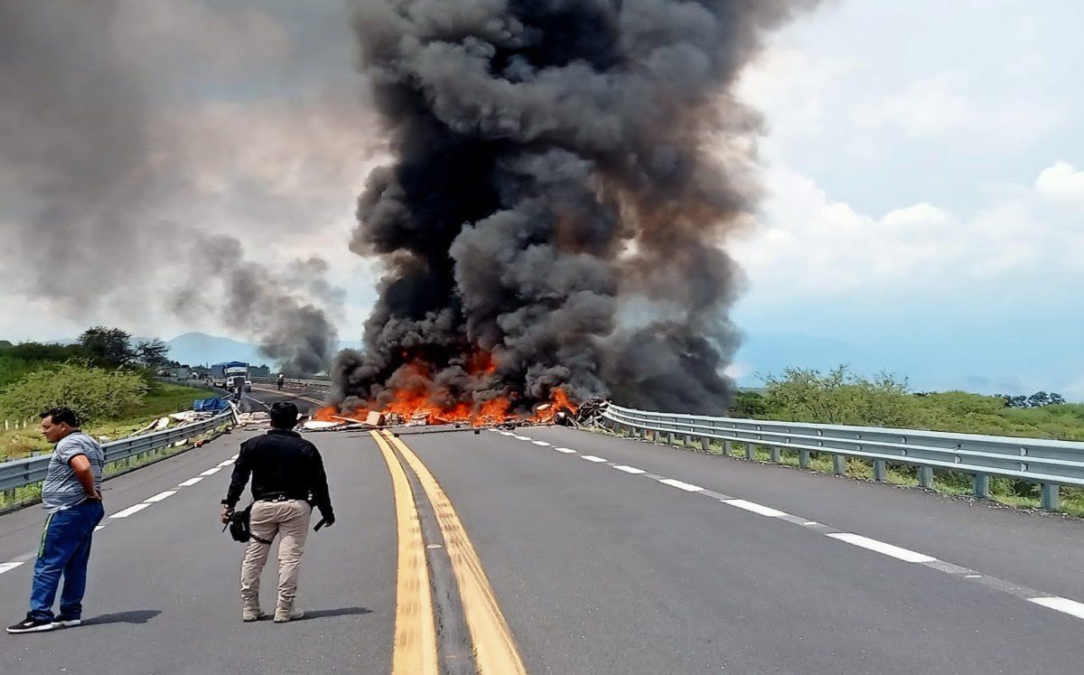 ▶ Una persona calcinada en aparatoso choque en la carretera Oaxaca-Cuacnopalan