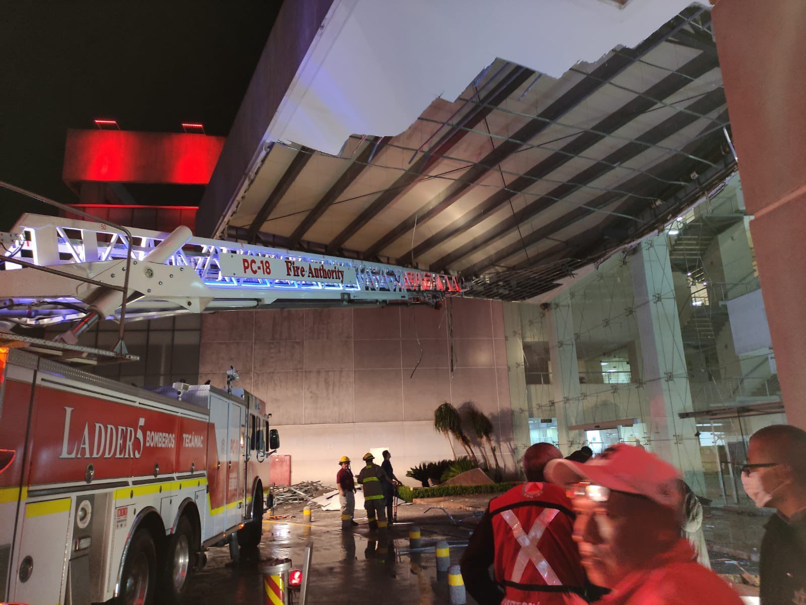 Se desploma parcialmente fachada del Hospital General del IMSS en EdoMex