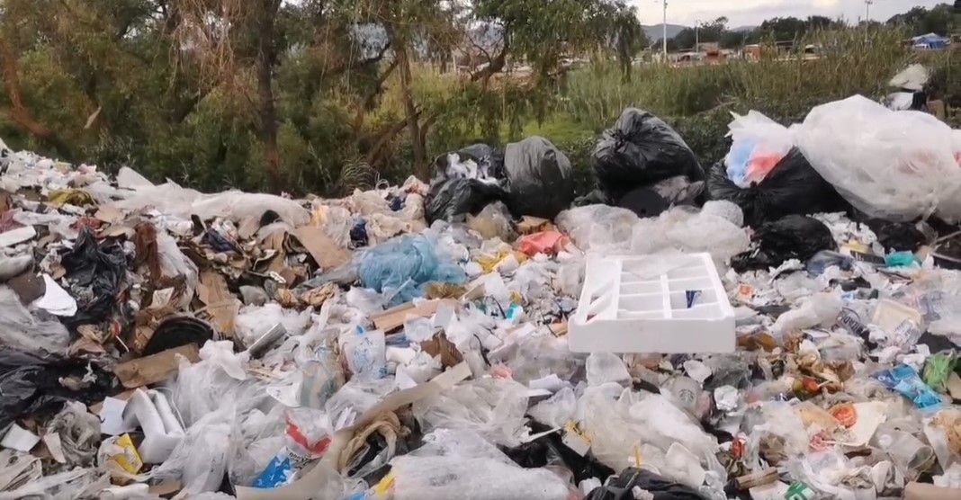 ▶ Toneladas de basura inundan las riberas del río Atoyac