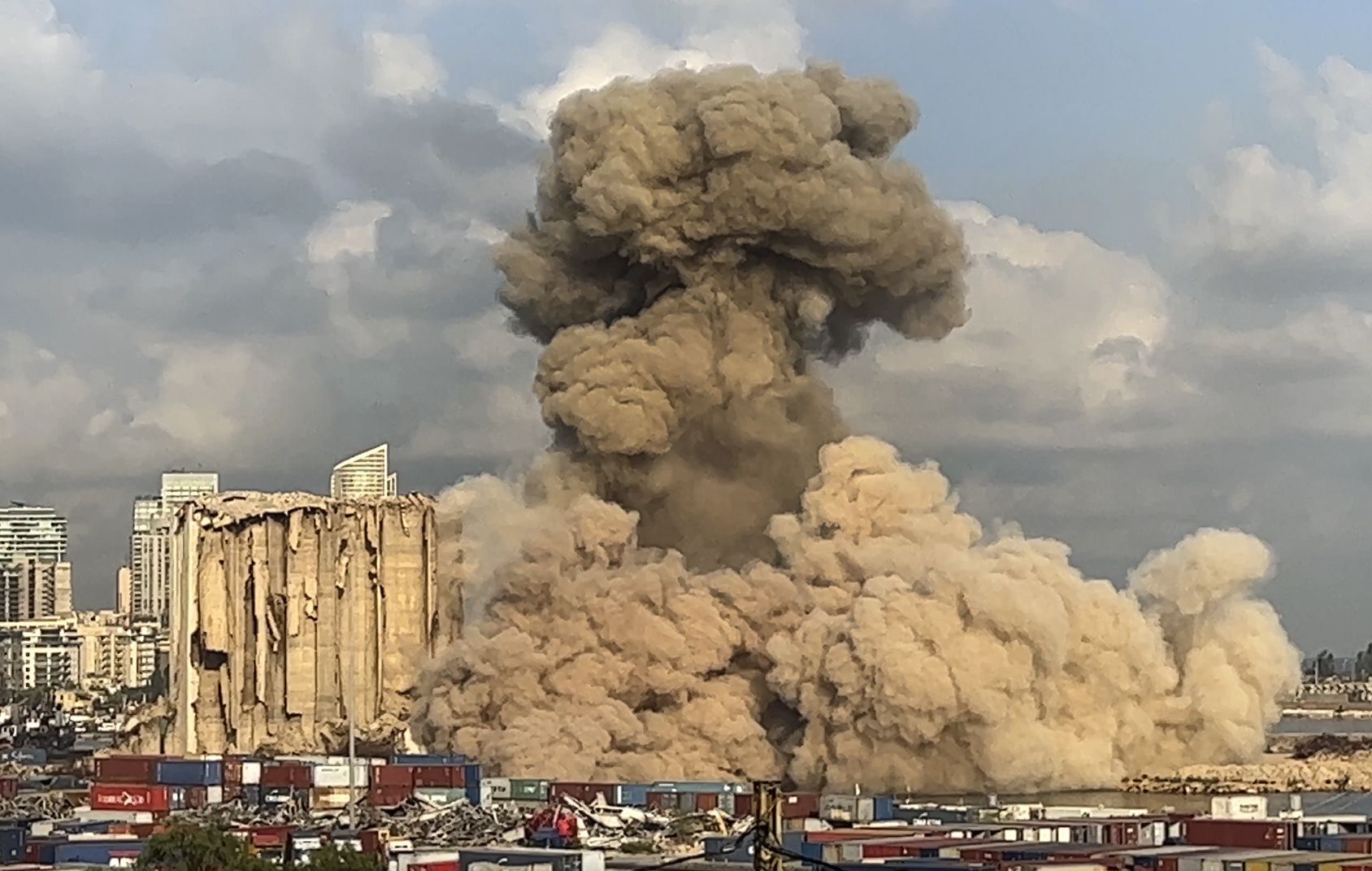 Se derrumba parte de los silos de Beirut, símbolo de la explosión