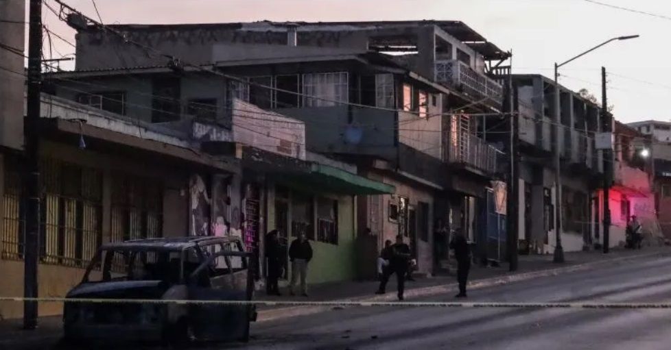 Suman más de 40 unidades quemadas en Baja California, por ola de violencia