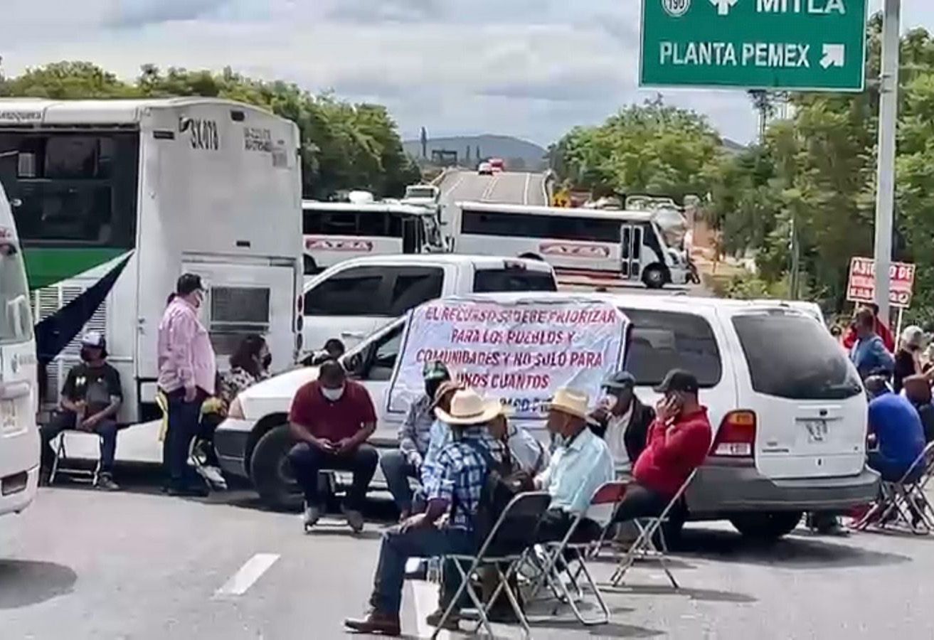 Autoridades municipales bloquean la carretera 190; denuncian incumplimiento del gobierno