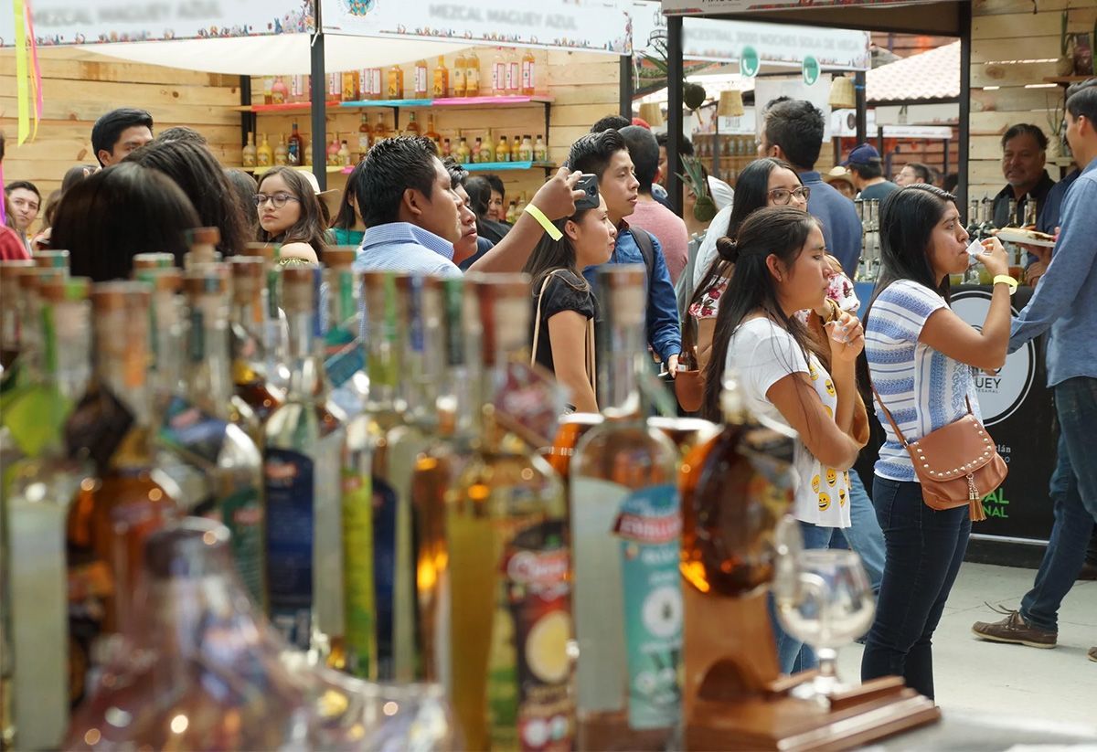 Sigue la fiesta en Oaxaca con las ferias del Mezcal y los Antojos