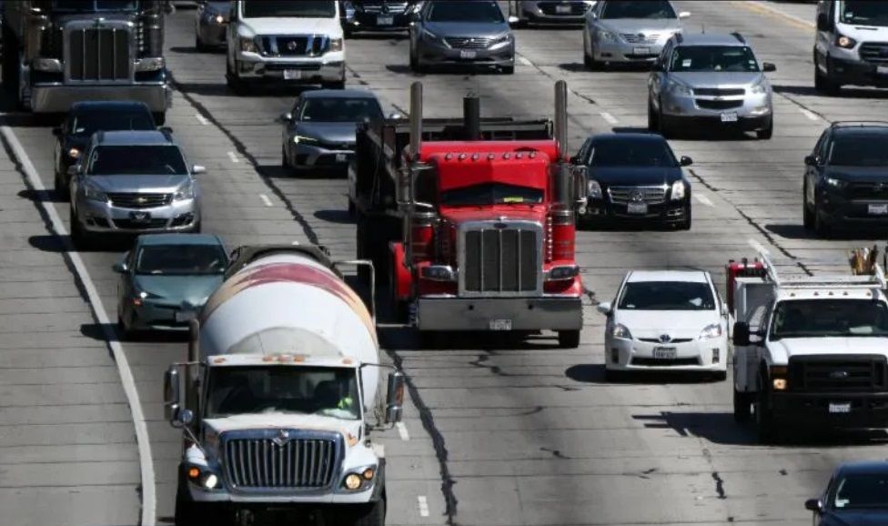 California avanza hacia la eliminación de vehículos a gasolina