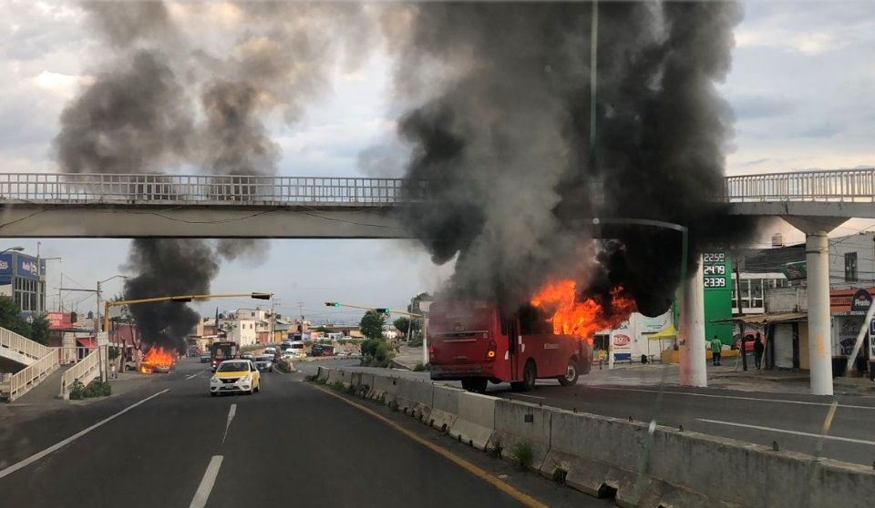 Incendian autos tras enfrentamiento en carretera de Jalisco a Saltillo