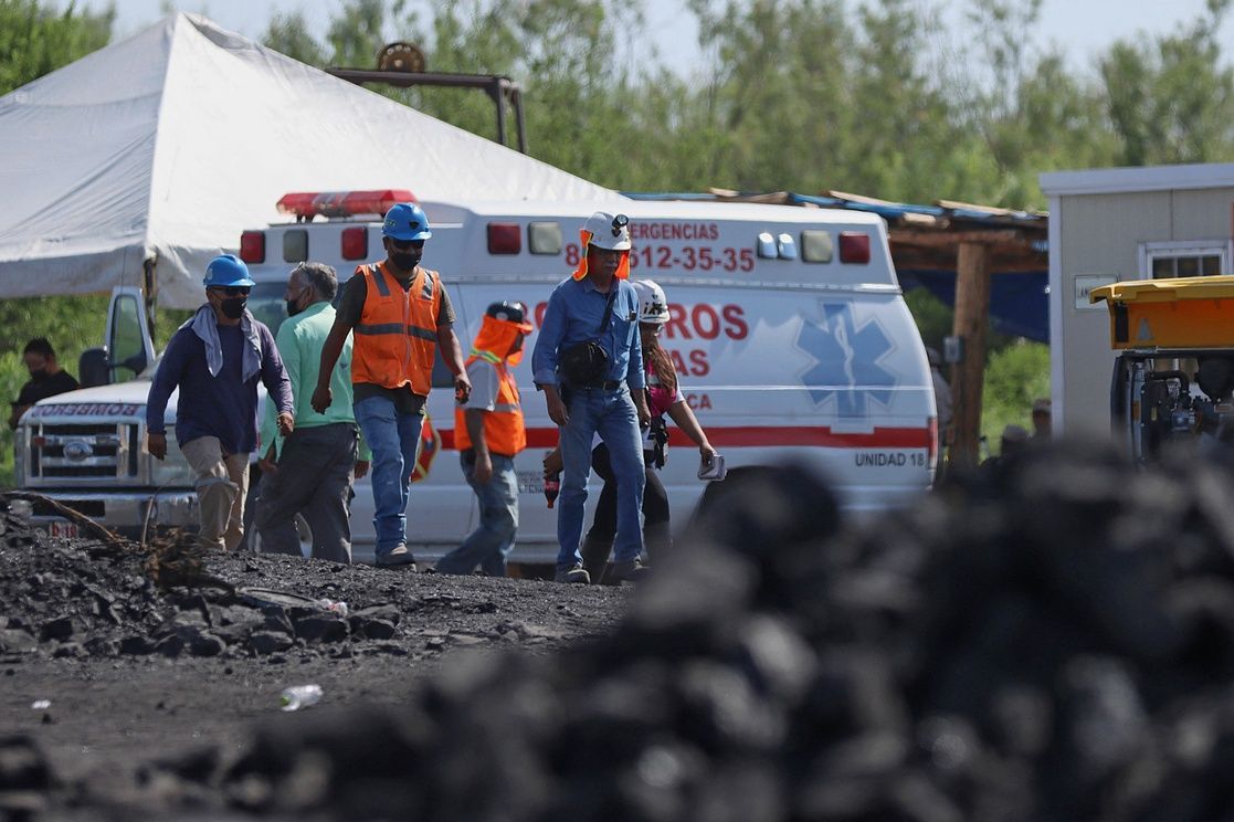 Alistan buzos en Sabinas: piden rasgos físicos de mineros y blindan zona cero