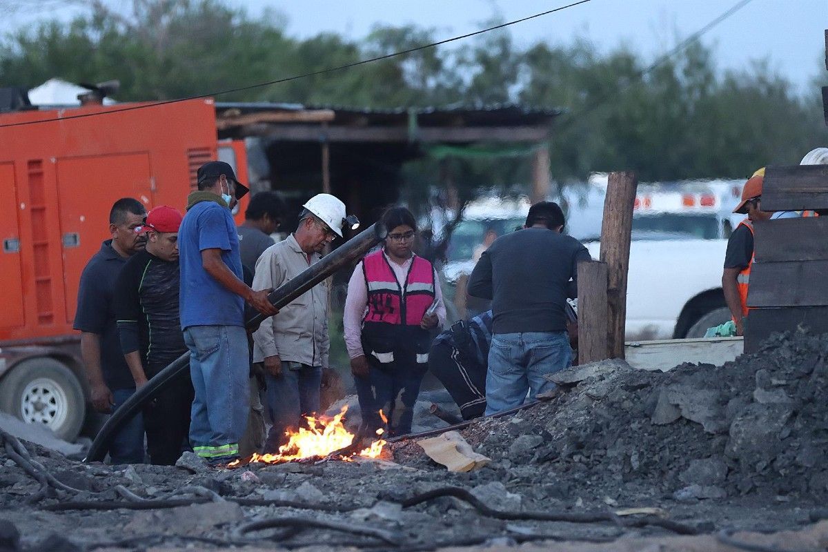 Trabajan sin descanso para rescatar a mineros, a 40 grados en pleno desierto de Coahuila
