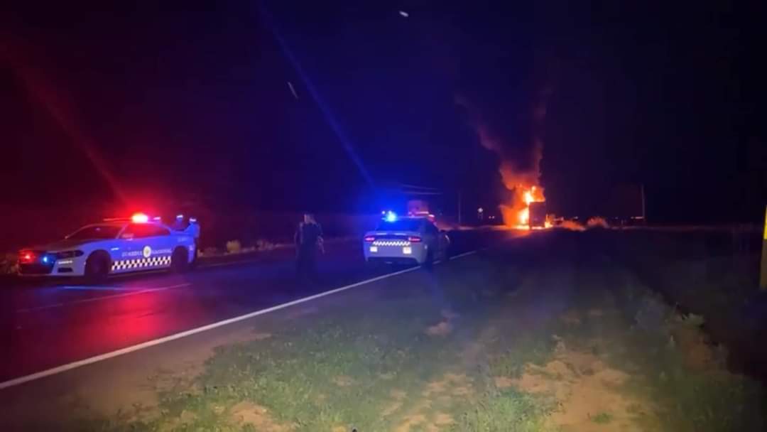 Sujetos armados bajan a pasajeros y queman camión, en Zacatecas
