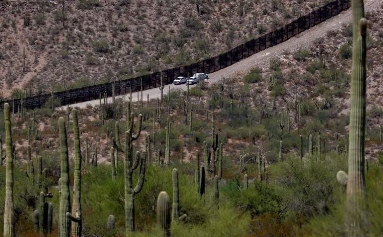 Traficantes abandonan a dos bebés en medio del desierto de Arizona