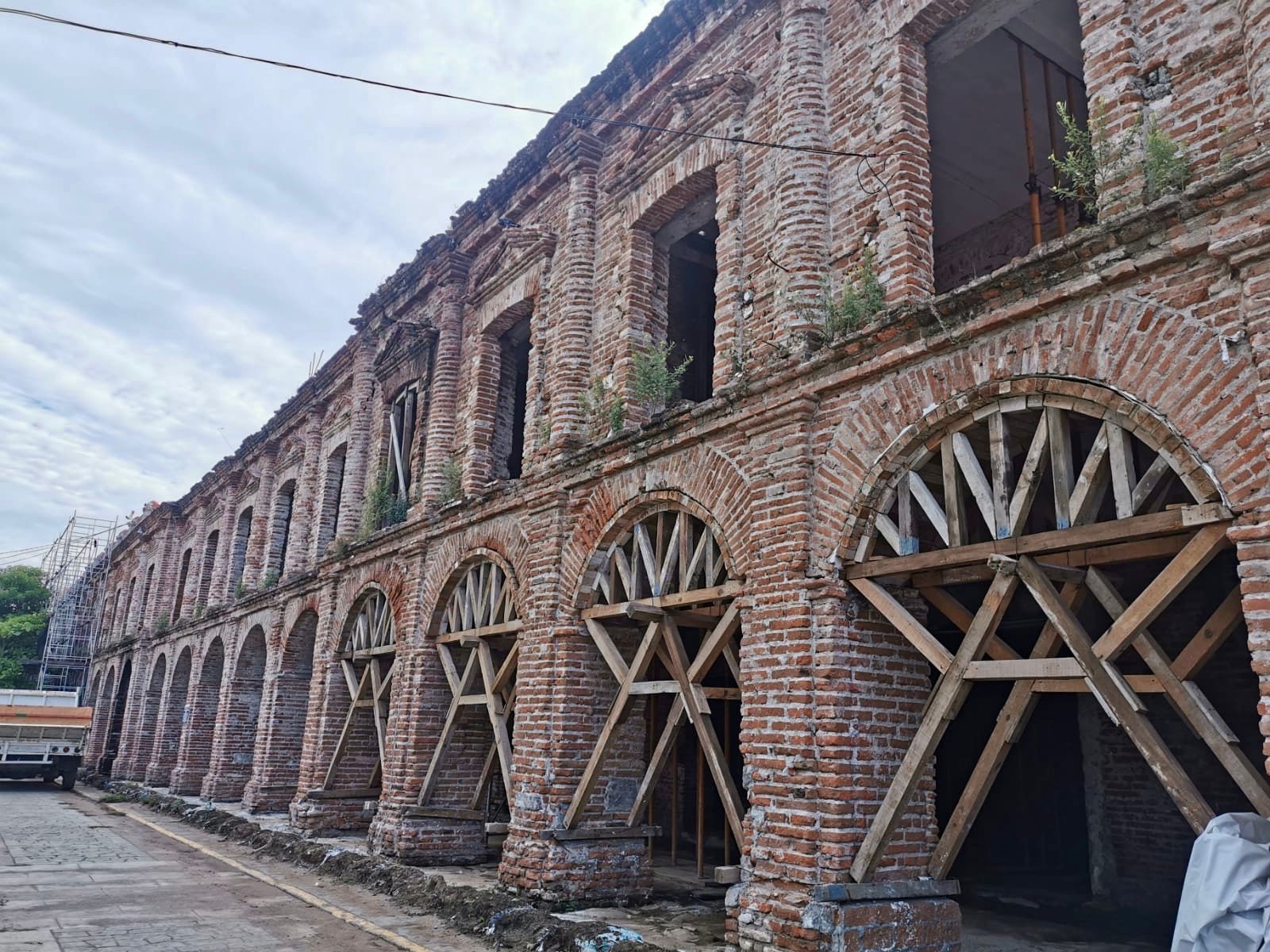 ▶  Lento avance en proceso de reconstrucción de edificios públicos en Juchitán