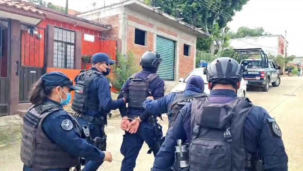 ▶ Detienen a cuatro policías de Oaxaca de Juárez por extorsionar a migrantes
