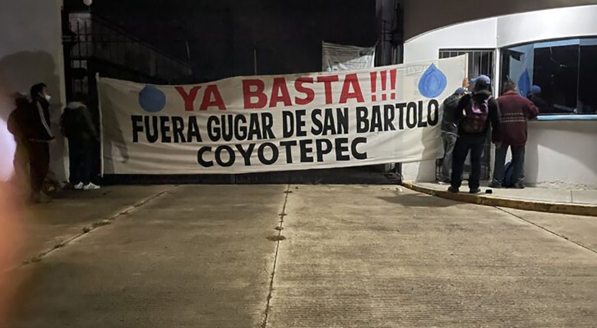 ▶ Pobladores de San Bartolo Coyotepec toman instalaciones de la refresquera Gugar