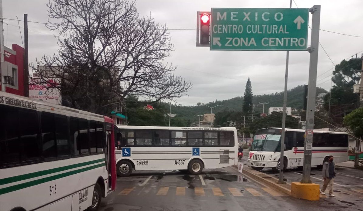 ▶ Oaxaca paralizado por más de 15 bloqueos